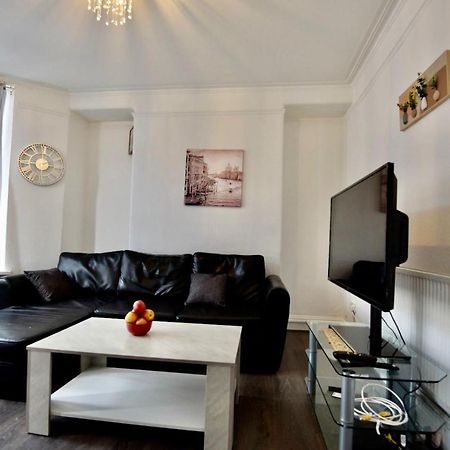 Villa Come On In à Pontypridd Extérieur photo
