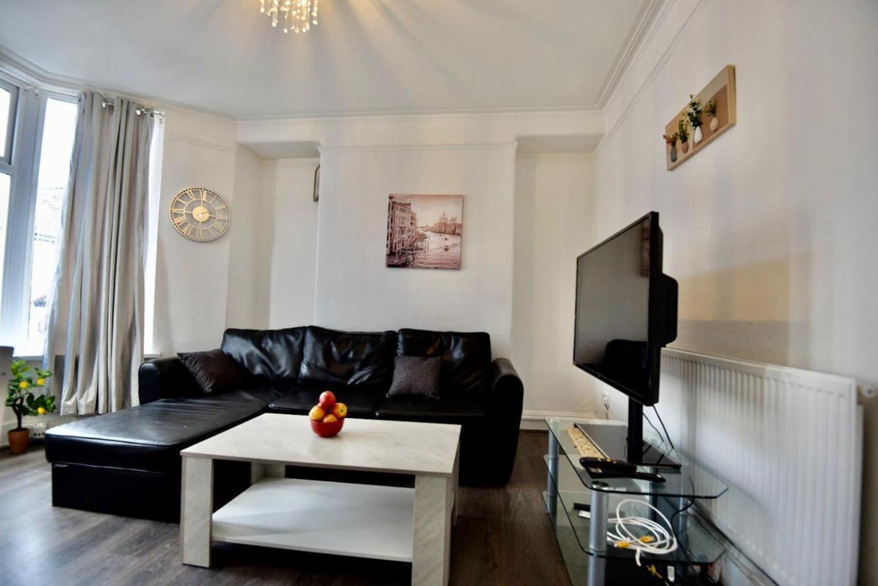Villa Come On In à Pontypridd Extérieur photo