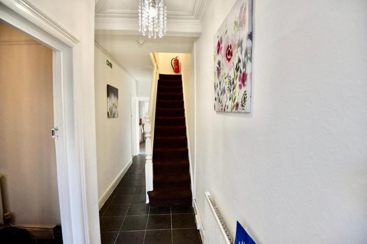 Villa Come On In à Pontypridd Extérieur photo